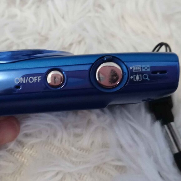 Canon PowerShot ELPH 150 IS Camera with wrist strap, battery, and charger - Picture 6 of 7